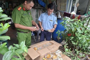 Đội QLTT số 15 kiểm tra, xử lý vi phạm kinh doanh bánh Trung thu tại phường Lĩnh Nam và phường Hoàng Mai.