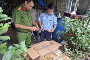 Đội QLTT số 15 kiểm tra, xử lý vi phạm kinh doanh bánh Trung thu tại phường Lĩnh Nam và phường Hoàng Mai.