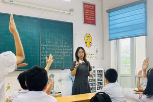 Cô giáo trẻ Băng Tâm cùng học trò trong một tiết học.