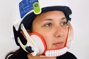 Mũ bảo hiểm Lily do công ty khởi nghiệp Luminate của Ireland phát triển nhằm hạn chế rụng tóc trong quá trình bệnh nhân điều trị ung thư.