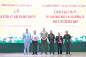 Lễ bàn giao kỷ vật chiến tranh cho thân nhân liệt sĩ, các cựu chiến binh tại Quân khu 4.
