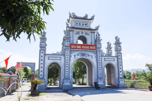 Cổng Đền ông Hoàng Mười.