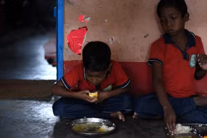 Bữa ăn trưa chỉ có cơm trắng của trẻ em Ấn Độ.