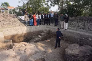 Chuyên gia Bảo tàng Lịch sử quốc gia giới thiệu các vết tích xuất lộ trong hố khai quật lần thứ 8.