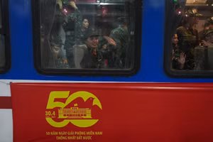 Đoàn tàu đưa chiến sĩ thuộc lực lượng diễu binh, diễu hành của Bộ Quốc phòng khởi hành từ Hà Nội vào TPHCM. Ảnh: Xuân Phú.