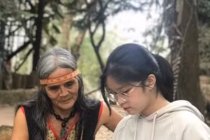 Nhóm học sinh gặp gỡ, thu thập tài liệu về văn hóa Bahnar để đưa vào bảo tàng số.