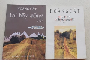 Hai tập thơ 'Mùa thu, tình yêu, cuộc đời' và 'Thì hãy sống' nhà thơ Hoàng Cát gửi tặng. Ảnh: Phương Thảo