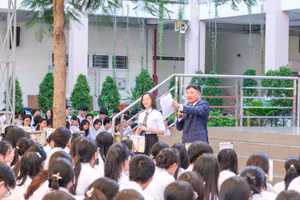 Chuyên gia chia sẻ chuyên đề 'Nói không với ma túy và thuốc lá - Bảo vệ tương lai học đường' tại Trường THPT Dương Văn Thì. Ảnh: NH