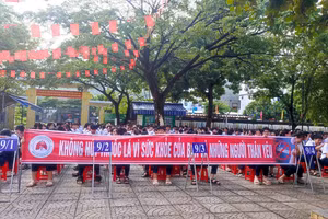 Tuyên truyền phòng chống thuốc lá tại Trường THCS Trần Quang Khải. Ảnh: ITN