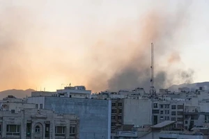 Khói bốc lên sau cuộc tấn công của Israel vào Iran ngày 18/6.