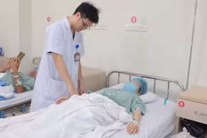 Người bệnh điều trị tại Bệnh viện E. Ảnh: BVCC