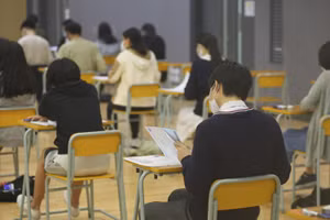 Chuyên gia lo ngại học sinh Hồng Kông quá tải vì bài tập về nhà.