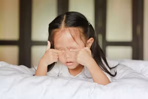 Việc thiếu ngủ có thể khiến trẻ mệt mỏi. Ảnh minh họa: INT