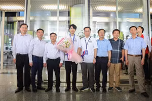 Đại diện lãnh đạo Sở GD&ĐT Bắc Ninh, Trường THPT Chuyên Bắc Ninh chúc mừng em Nguyễn Công Vinh đoạt Huy chương Vàng Olympic Vật lý châu Á 2025.