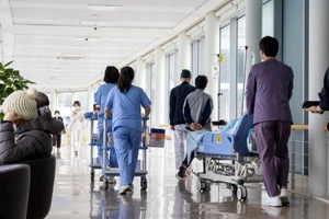 Sinh viên y khoa Hàn Quốc quay lại trường.