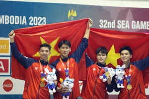 Đội tuyển bơi tiếp sức 4x200m tự do nam Việt Nam giành tấm Huy chương Vàng SEA Games 32. Ảnh: INT