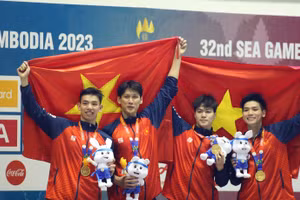 Đội tuyển bơi tiếp sức 4x200m tự do nam Việt Nam giành tấm Huy chương Vàng SEA Games 32. Ảnh: INT