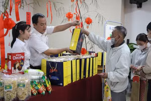 Phiên chợ 0 đồng không chỉ có những phần quà thiết thực, mà còn thắp lên niềm tin, tiếp thêm nghị lực cho người bệnh.