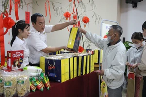 Phiên chợ 0 đồng không chỉ có những phần quà thiết thực, mà còn thắp lên niềm tin, tiếp thêm nghị lực cho người bệnh.