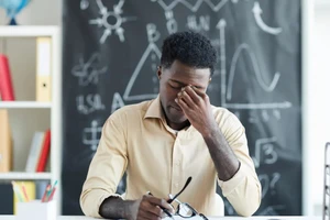 Giáo viên Anh căng thẳng vì khối lượng công việc lớn.