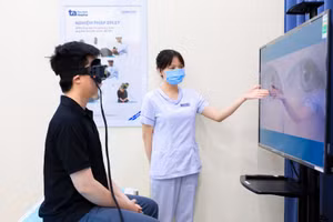 Đo chức năng tiền đình bằng hệ thống Interacoustics công nghệ ảnh động nhãn đồ (VNG) ứng dụng AI tại Bệnh viện Đa khoa Tâm Anh. Ảnh: BVCC