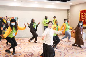 Sinh viên châu Phi trải nghiệm múa dân gian Trung Quốc.