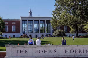 Đại học Johns Hopkins, Mỹ cắt giảm hàng nghìn nhân sự do mất tài trợ.