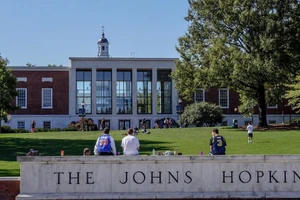 Đại học Johns Hopkins, Mỹ cắt giảm hàng nghìn nhân sự do mất tài trợ.