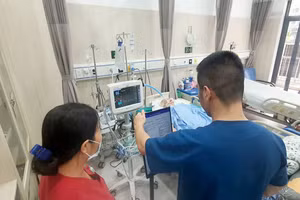 Bệnh án điện tử thuận tiện cho cán bộ y tế thăm khám, theo dõi tình trạng người bệnh. Ảnh: BV Bạch Mai 