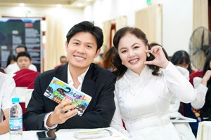 Nhạc sĩ Nguyễn Văn Chung và bà Trương Ngọc Minh Đăng, người sáng lập dự án 'Cùng con đi khắp thế gian'.
