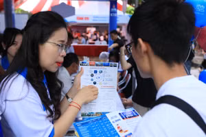 Thí sinh được tư vấn tại Ngày tư vấn xét tuyển đại học, cao đẳng năm 2024. Ảnh: Hùng Anh