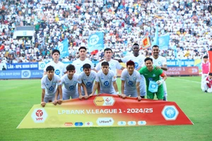 Câu lạc bộ Thép Xanh Nam Định ở vòng 26 V-League 2024 -2025 trên sân Thiên Trường. Ảnh: VPF.
