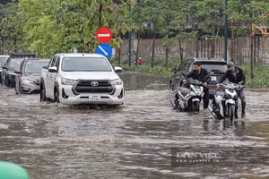 Trận mưa đá kèm mưa lớn trút xuống Hà Nội từ đêm đến sáng 30/3 khiến nhiều tuyến phố rơi vào tình trạng ngập úng. Ảnh: INT