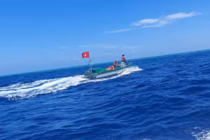 Người lính Trường Sa 'Lướt sóng con tàu mang tín hiệu trong đất liền…'. Ảnh minh họa: Bình Thạnh.