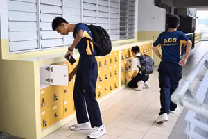 Học sinh Trường ACS, Singapore, cất điện thoại trước khi vào giờ học.