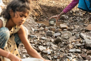 Nữ sinh nghỉ học đi gánh nước.