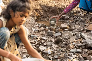 Nữ sinh nghỉ học đi gánh nước.