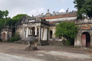 Chùa Triều Đông do nghệ nhân Đào Văn Can thiết kế và xây dựng từ vôi, muối, mật và sứ.
