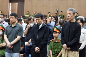 Ba bị cáo người Hàn Quốc (hàng đầu) bị xét xử về tội Tổ chức đánh bạc. Ảnh: Danh Lam