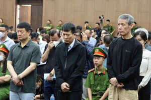 Ba bị cáo người Hàn Quốc (hàng đầu) bị xét xử về tội Tổ chức đánh bạc. Ảnh: Danh Lam