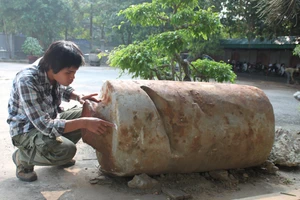 Khối đá cổ của cư dân thời tiền - sơ sử phát lộ tại sông Sào Khê, phía trước khu vực đền vua Đinh và đền vua Lê.