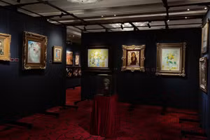 Trưng bày các tác phẩm trước phiên đấu giá 'Những huyền thoại: 100 năm từ Trường Mỹ thuật Đông Dương' - từ đầu cầu Hà Nội.