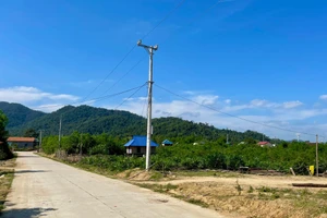 Đường bê tông và điện lưới quốc gia về Canh Tiến, khép lại những năm dài biệt lập.