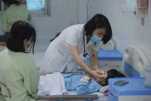 Sốt cao, mệt mỏi, phát ban… là những triệu chứng của bệnh sởi. Ảnh minh họa: INT