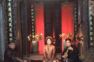 NSƯT Nguyễn Văn Khuê trong canh hát ca trù. Ảnh: NVCC.