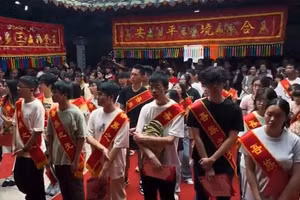 Lễ trao học bổng truyền thống ở làng tiến sĩ Pengdao.