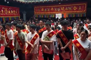 Lễ trao học bổng truyền thống ở làng tiến sĩ Pengdao.