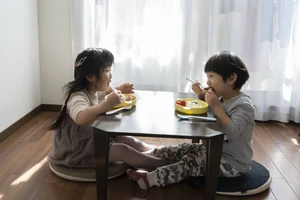 Học sinh Nhật Bản ăn ít hơn vì lạm phát.