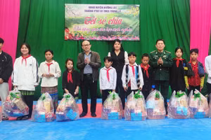 Trao quà Tết cho học sinh nghèo ở Trường PTDTBT THCS Trung Lý (Mường Lát, Thanh Hóa).
