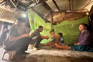 Lực lượng Công an huyện Cư Jút động viên gia đình có người thân đi theo lời kẻ xấu xúi giục ra nước ngoài. Ảnh: TT